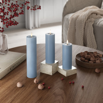 LED-Blockkerzen Ø 5 x 12,5 cm Eisblau – 4 Stück